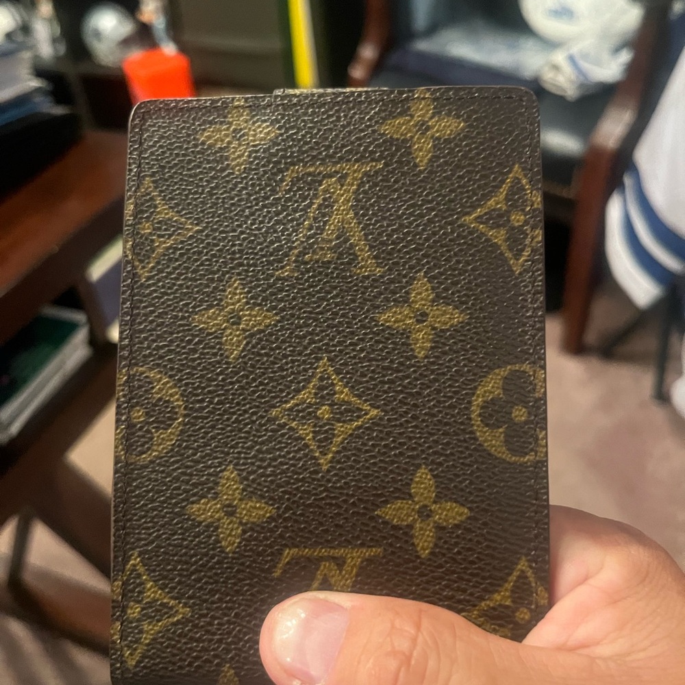 Like New & 100% authentic Louis Vuitton Unisex Wallet. Great for cards & money.
